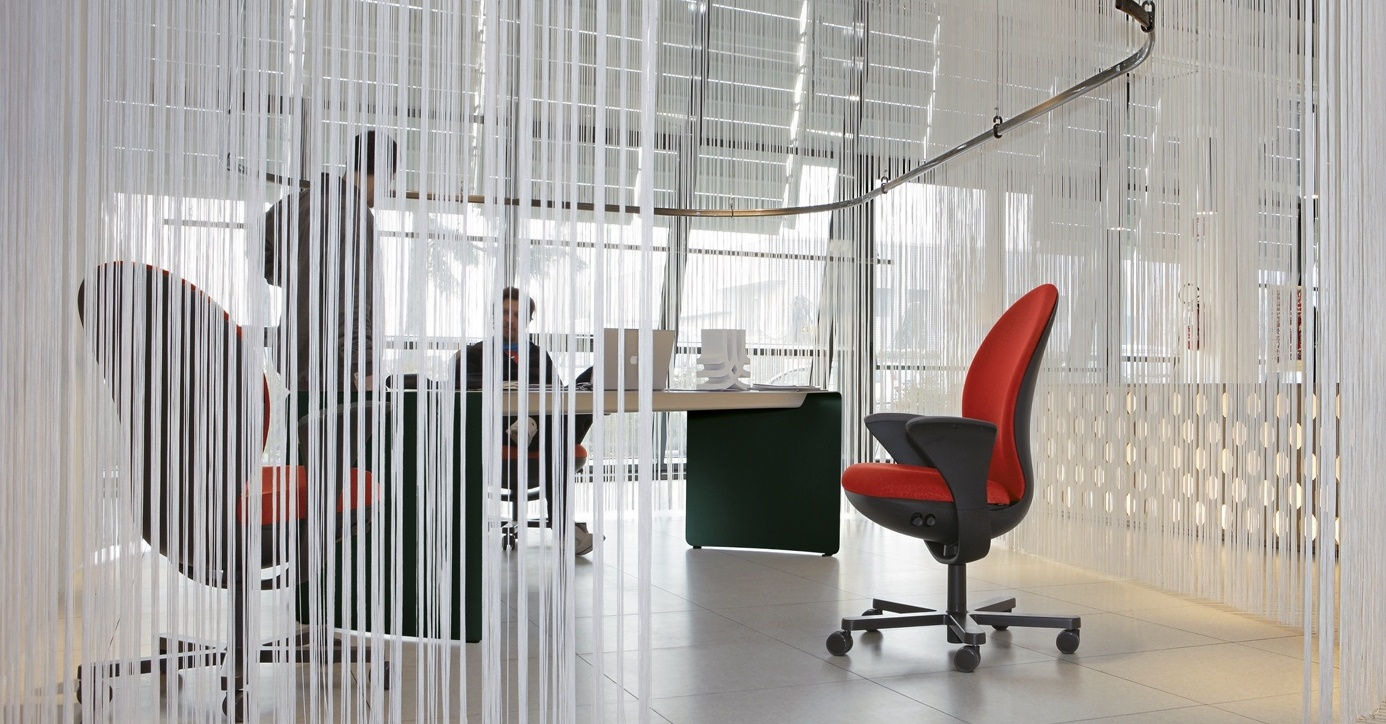 seduta direzionale luxy serie bea ergonomica girevole ufficio braccioli schienale regolabili nera tessuto rosso