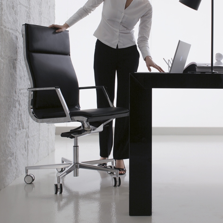 sedute direzionali luxy serie nulite ergonomica girevole ufficio schienale alto multiblock braccioli imbottita pelle nero