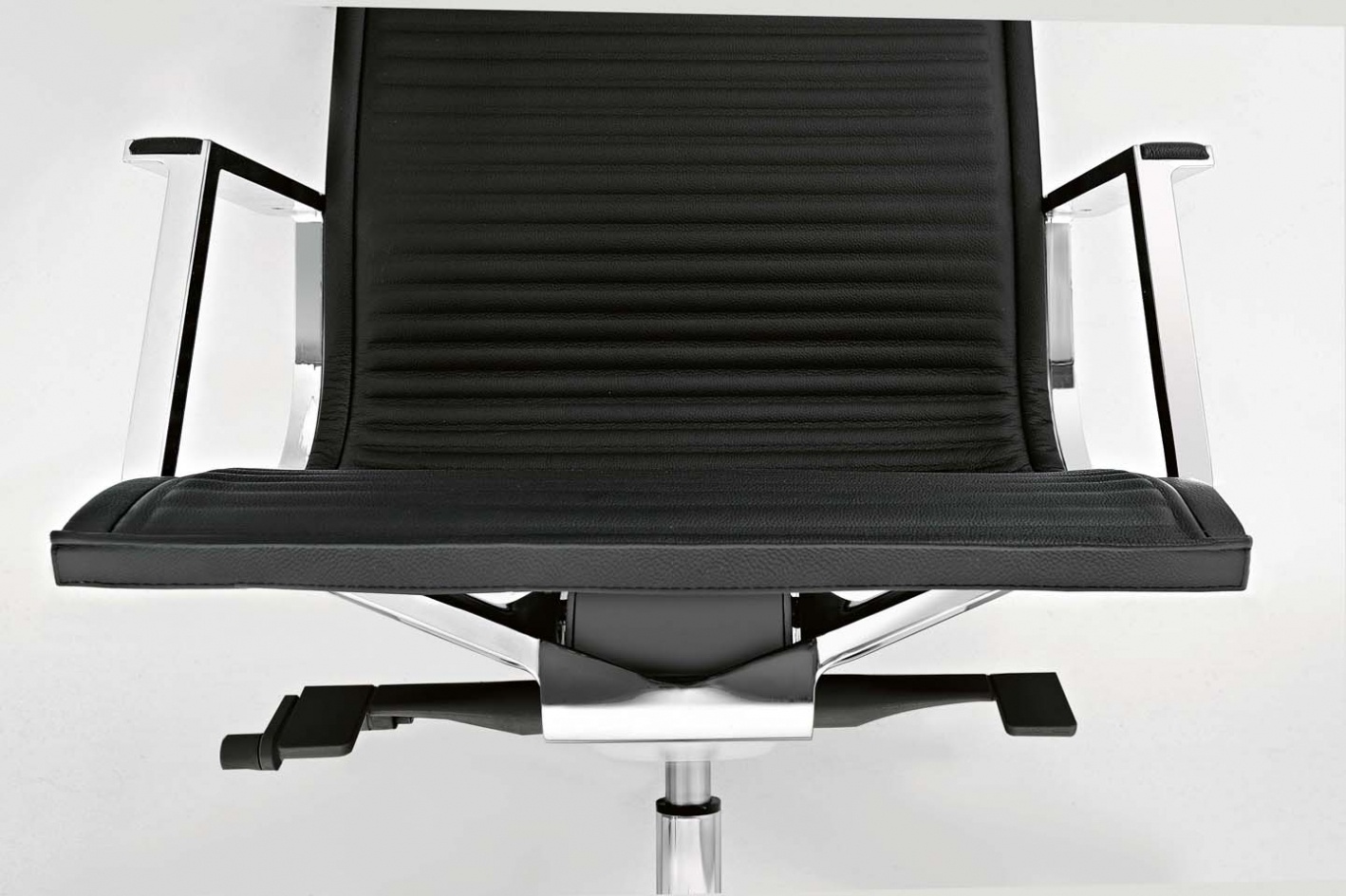 sedute direzionali luxy serie nulite ergonomica girevole ufficio schienale medio braccioli imbottita pelle colore nero